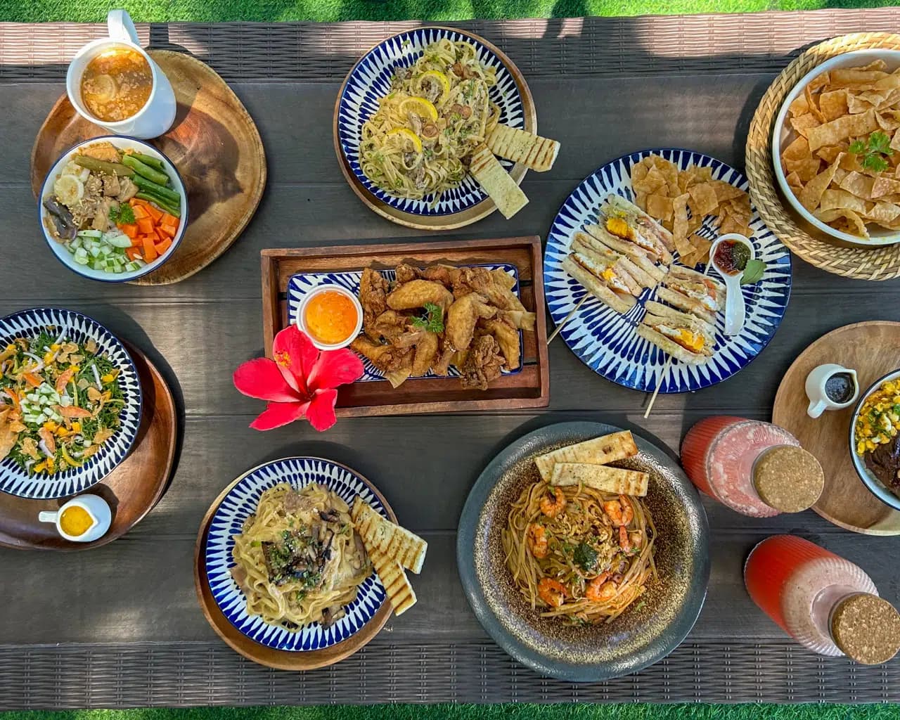 Dining by the sea at Txaleta de Camiguin