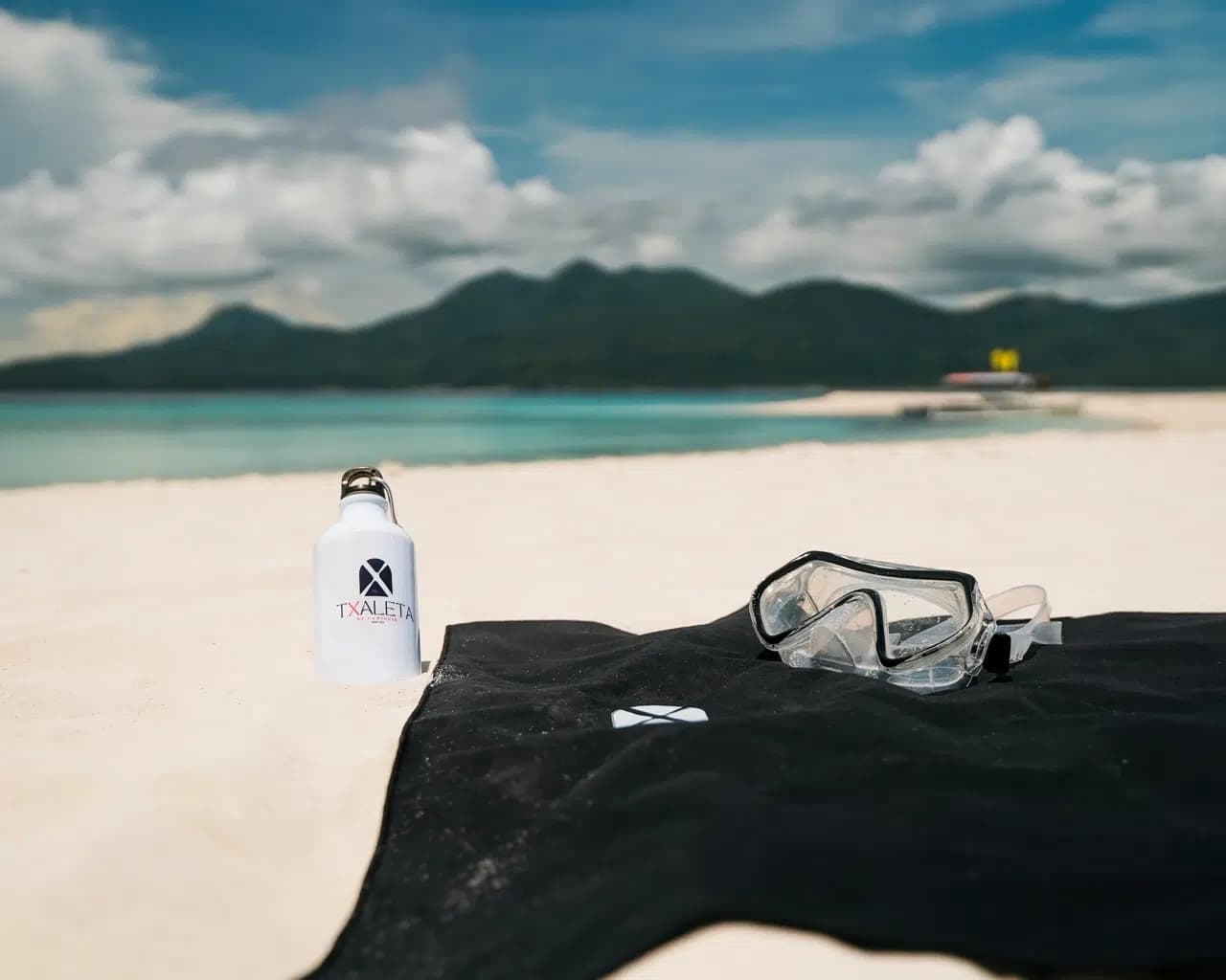Boats and beaches at Txaleta de Camiguin